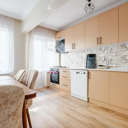 Comfy Flat With Balcony In Apartmán